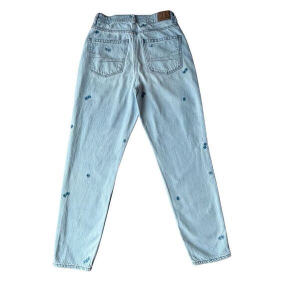 American Eagle Light Wash Floral Embroidered Highest Rise Mom Jeans Size 4 - Picture 5 of 10